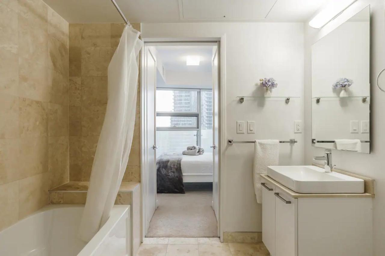 Luxury 2-Bedroom Condo Parking, View Of Cn Tower Toronto Eksteriør bilde
